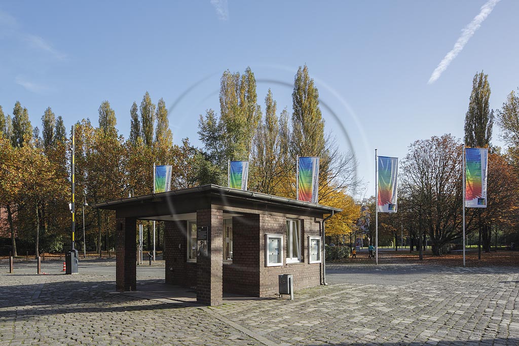 Duisburg-Meiderich, Blick auf das Pfoertnerhaus. Landschaftspark Duisburg-Nord, auch kurz LaPaDu ist ein etwa 200 Hektar grosser Landschaftspark rund um ein stillgelegtes Huettenwerk in Duisburg-Meiderich, das im Rahmen der IBA (Internationale Bauausstellung Emscher Park) entstand. Der Landschaftspark ist einer der Ankerpunkte der Europaeischen Route der Industriekultur sowie der Route der Industriekultur im Ruhrgebiet; Duisburg-Meiderich, view to the gatekeeper's house.