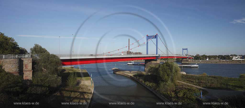 Duisburg die Friedrich-Ebert-Bruecke zwischen den Stadtteilen Homberg und Ruhrort mit Rhein und Thyssen Kraftwerk "Hermann Wenzel" und Guetermotorschiff; Friedrich Ebert bridge over rhine river with bulk carrier and Thyssen power station