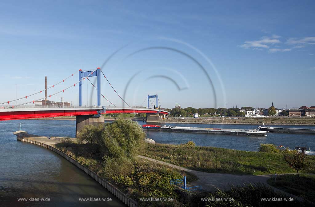 Duisburg die Friedrich-Ebert-Bruecke zwischen den Stadtteilen Homberg und Ruhrort mit Rhein und Thyssen Kraftwerk "Hermann Wenzel" und Guetermotorschiff; Friedrich Ebert bridge over rhine river with bulk carrier and Thyssen power station