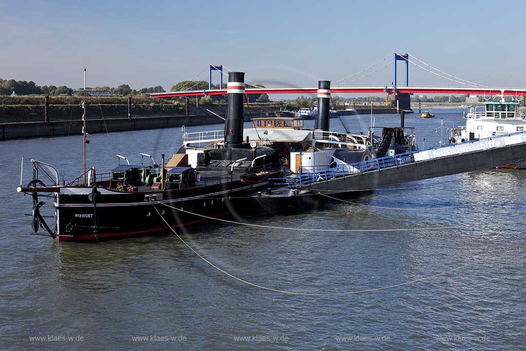  Duisburg-Ruhrort das 1922 erbaute Museumsschiff Oscar Huber welches als einziger Radschleppdampfer auf dem Rhein der Verschrottung entging, im Hintergrund die Friedrich-Ebert-Bruecke; Duisburg port historical towboat museumship Oscar-Huber bulid 1922, inbackground the Friedrich-Ebert-Bridge