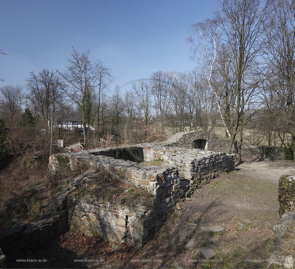 Essen Bredeney, Ruine Neue Isenburg, Haupturm, Bergfried mit Keller vorn und Tor zur Hauptburg im Hintergrund; Essen Bredeney, ruine of castle New Isenburg, tower.