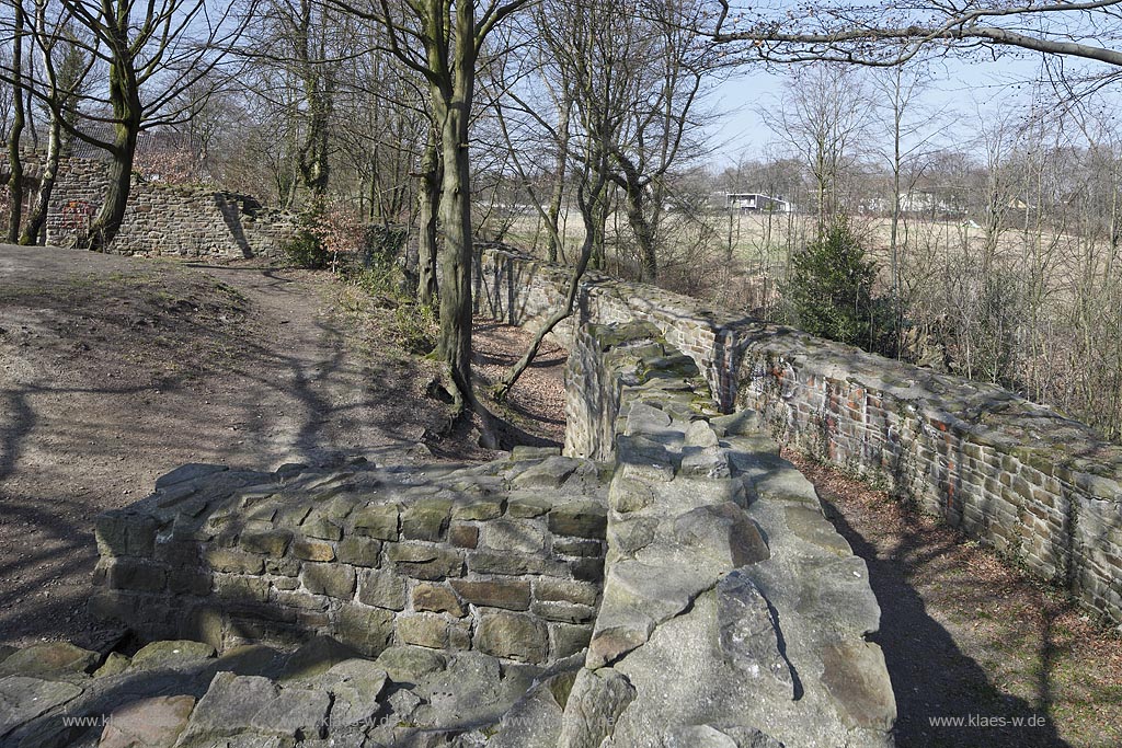 Essen Bredeney, Ruine Neue Isenburg, Nebengebaeude, Hauptgebaeude, Bergfried; Essen Bredeney, ruine of castle New Isenburg, outhouse