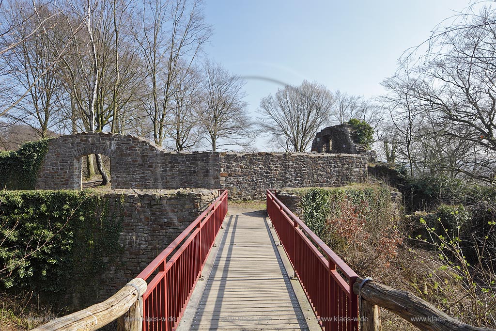Essen Bredeney, Ruine Neue Isenburg, Blick ueber neue Bruecke, Tor zur Hauptburg, Zwinger; Essen Bredeney,  view onto ruine of castle New Isenburg, with portal and new bridge