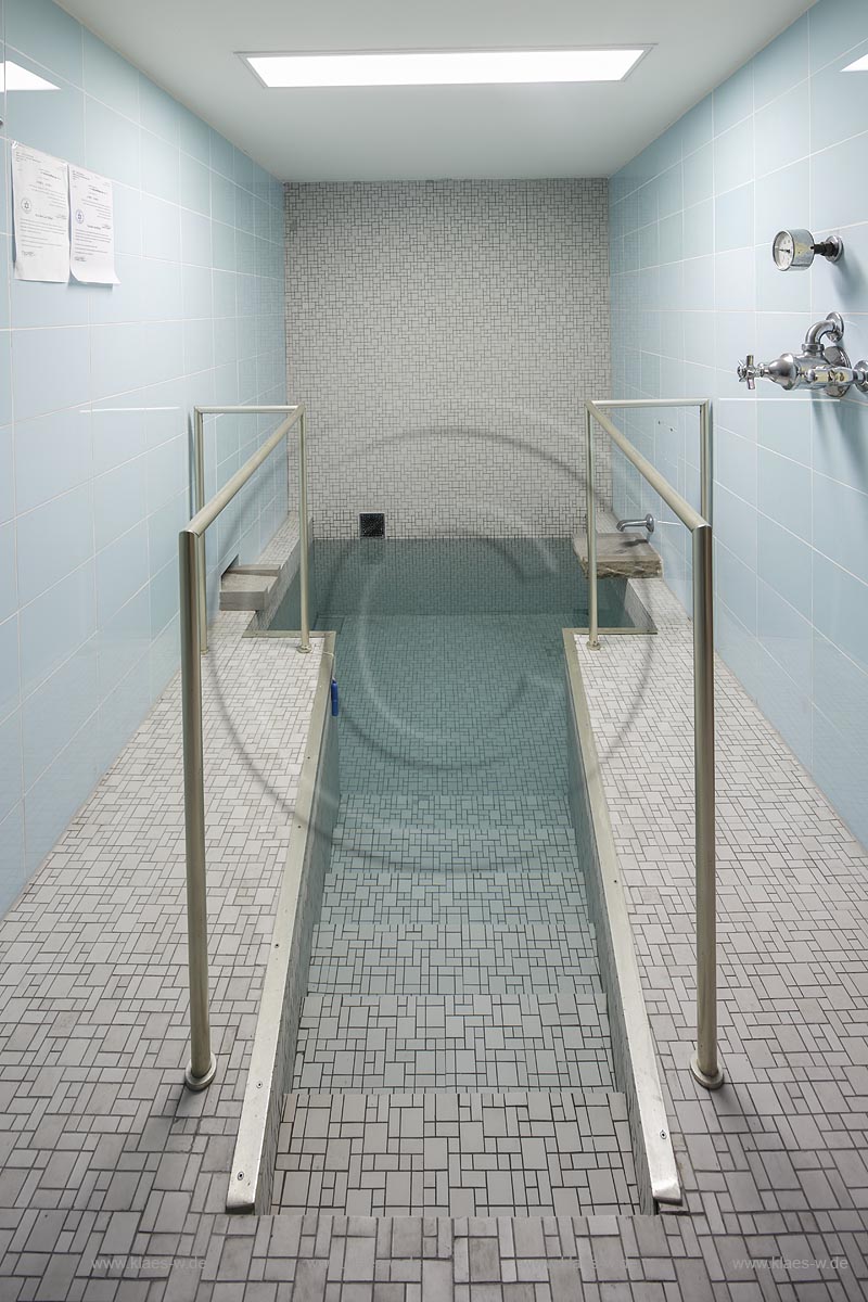 Essen Huttrop, Neue Synagoge "Haus des Gebets", "Haus der Versammlung", Blick ins Mikwe Ritualbad;  Essen Huttrop, Neue Synagoge, view into the baths Mikwe Ritualbad.