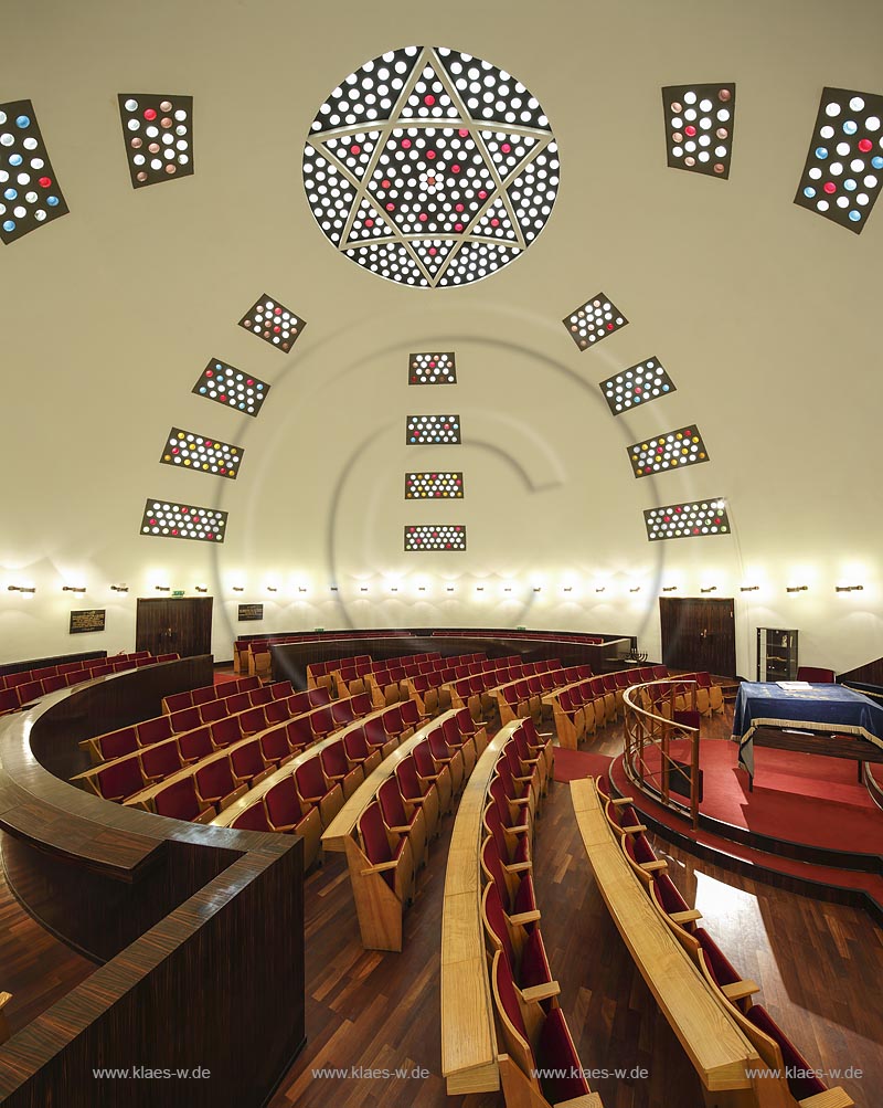 Essen Huttrop, Neue Synagoge "Haus des Gebets", "Haus der Versammlung", mit Bestuhlung und Kuppel mit Glasbetonfenster mit Davidstern im Scheitel der Kuppel; Essen Huttrop, synagogue Neue Synagoge with seating and cupola with a window with star Davidstern.