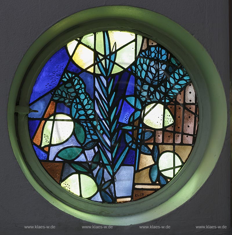 Essen Huttrop, "Neue Synagoge" "Haus des Gebets", "Haus der Versammlung", Innenaufnahme Gemeindezentrum, Blick auf Rundfenster Motiv Laubhuettenfest Feststrauss; Essen Huttrop, synagogue Neue Synagoge , view to roundel.
