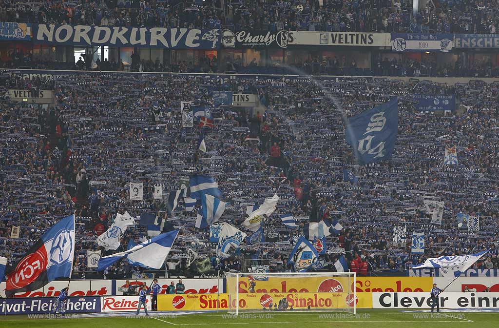 Gelsenkirchen Veltins Arena, Fussballstadion Blick auf Nordkurve mit Fans Schals und Fahnen vor einem Fussball Bundesliga Spiel des FC Schalke 04; Gelsenkirchen football stadium of FC Schalke 04 Fans and flaggs