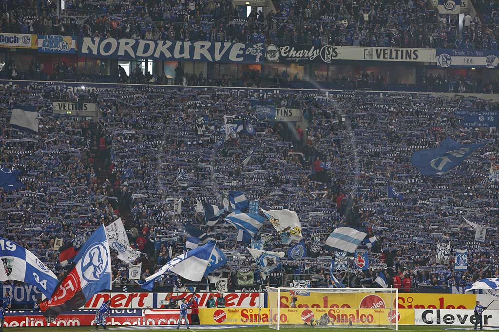 Gelsenkirchen Veltins Arena, Fussballstadion Blick auf Nordkurve mit Fans Schals und Fahnen vor einem Fussball Bundesliga Spiel des FC Schalke 04; Gelsenkirchen football stadium of FC Schalke 04 Fans and flaggs