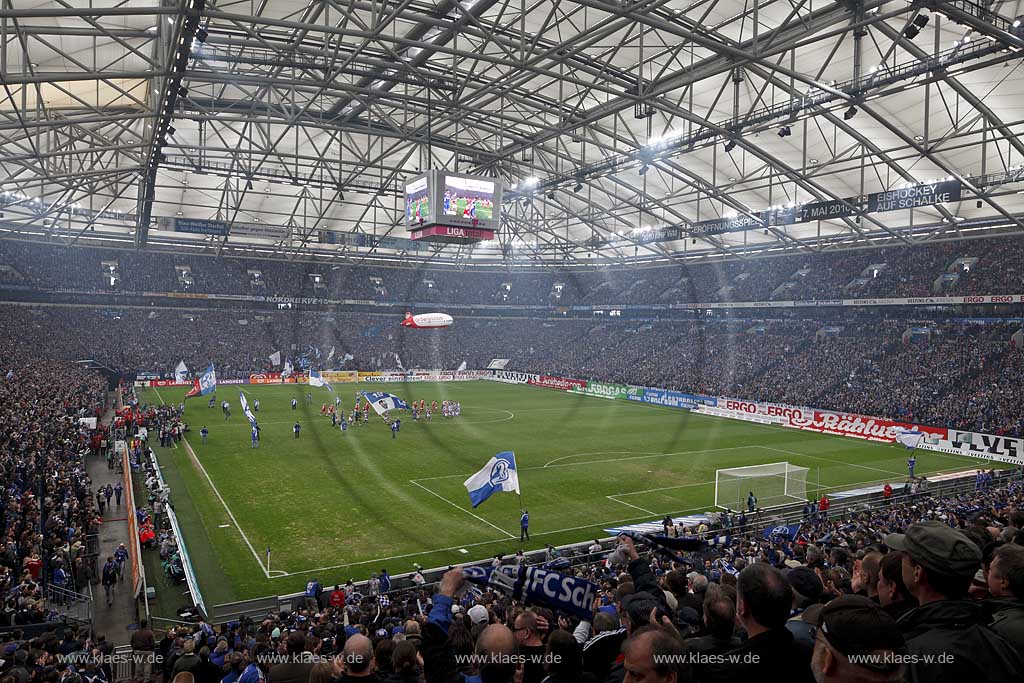 Gelsenkirchen Veltins Arena, Fussballstadion bei einem Fussball Bundesliga Spiel des FC Schalke 04 gegen FC Bayern Muenchen, Innansicht der gesamten Arena mit Dachkonstruktion ausverkauft mit vollen Raengen, mit Fans,Mannschaften beim Einlauf; Gelsenkirchen football stadium of FC Schalke 04 during football match between FC Schalke 04 and FC Bayern Munich