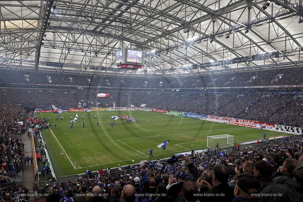 Gelsenkirchen Veltins Arena, Fussballstadion bei einem Fussball Bundesliga Spiel des FC Schalke 04 gegen FC Bayern Muenchen, Innansicht der gesamten Arena mit Dachkonstruktion ausverkauft mit vollen Raengen, mit Fans,Mannschaften beim Einlauf; Gelsenkirchen football stadium of FC Schalke 04 during football match between FC Schalke 04 and FC Bayern Munich