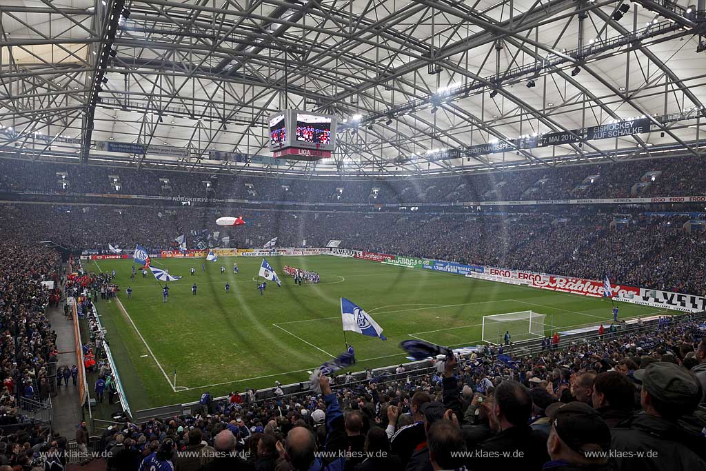 Gelsenkirchen Veltins Arena, Fussballstadion bei einem Fussball Bundesliga Spiel des FC Schalke 04 gegen FC Bayern Muenchen, Innansicht der gesamten Arena mit Dachkonstruktion ausverkauft mit vollen Raengen, mit Fans,Mannschaften beim Einlauf; Gelsenkirchen football stadium of FC Schalke 04 during football match between FC Schalke 04 and FC Bayern Munich