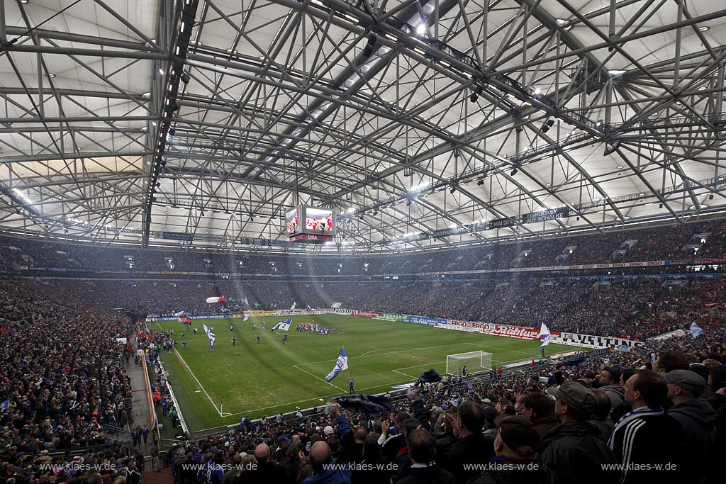 Gelsenkirchen Veltins Arena, Fussballstadion bei einem Fussball Bundesliga Spiel des FC Schalke 04 gegen FC Bayern Muenchen, Innansicht der gesamten Arena mit Dachkonstruktion ausverkauft mit vollen Raengen, mit Fans,Mannschaften beim Einlauf; Gelsenkirchen football stadium of FC Schalke 04 during football match between FC Schalke 04 and FC Bayern Munich