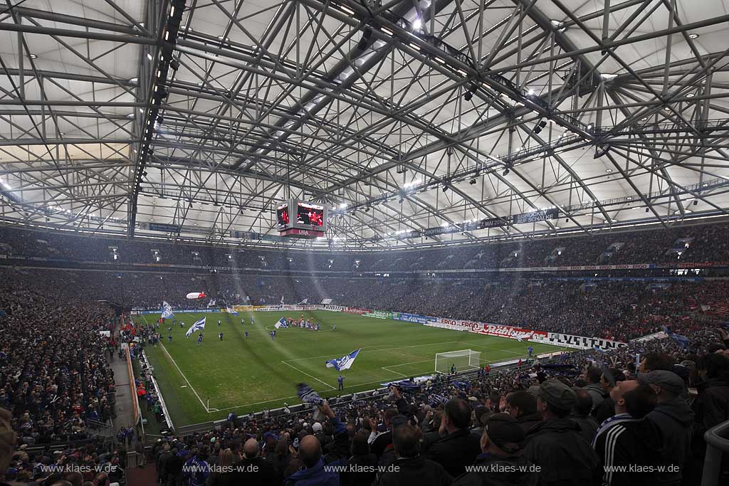 Gelsenkirchen Veltins Arena, Fussballstadion bei einem Fussball Bundesliga Spiel des FC Schalke 04 gegen FC Bayern Muenchen, Innansicht der gesamten Arena mit Dachkonstruktion ausverkauft mit vollen Raengen, mit Fans,Mannschaften beim Einlauf; Gelsenkirchen football stadium of FC Schalke 04 during football match between FC Schalke 04 and FC Bayern Munich