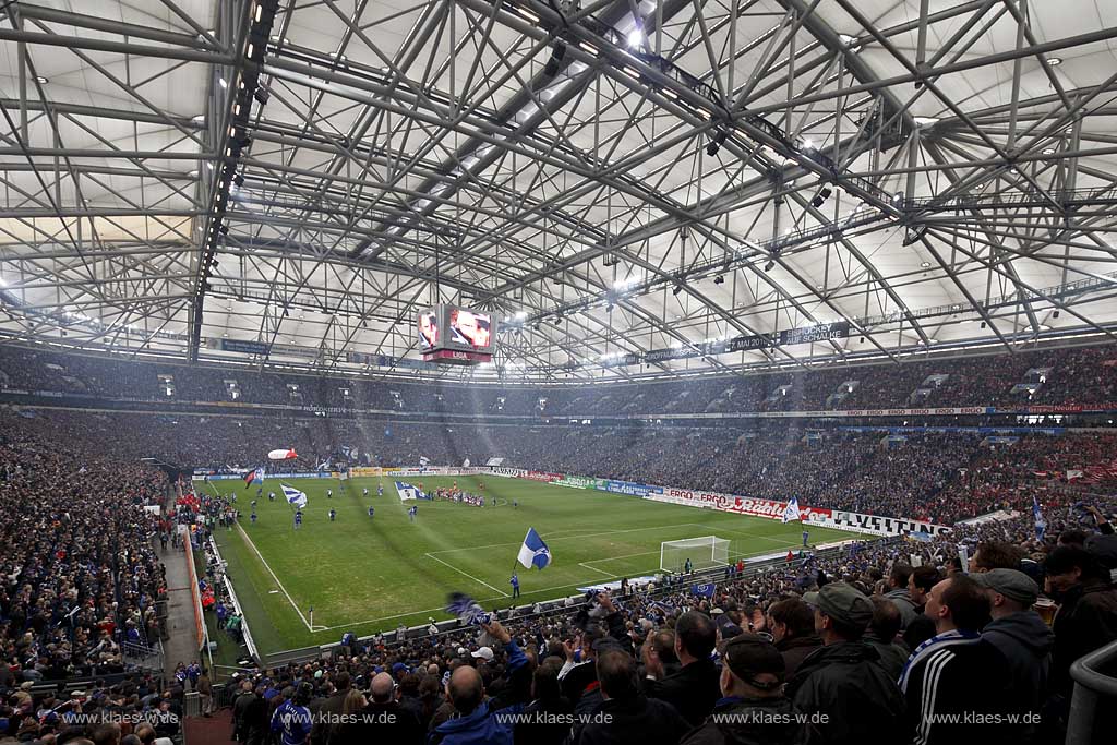 Gelsenkirchen Veltins Arena, Fussballstadion bei einem Fussball Bundesliga Spiel des FC Schalke 04 gegen FC Bayern Muenchen, Innansicht der gesamten Arena mit Dachkonstruktion ausverkauft mit vollen Raengen, mit Fans,Mannschaften beim Einlauf; Gelsenkirchen football stadium of FC Schalke 04 during football match between FC Schalke 04 and FC Bayern Munich