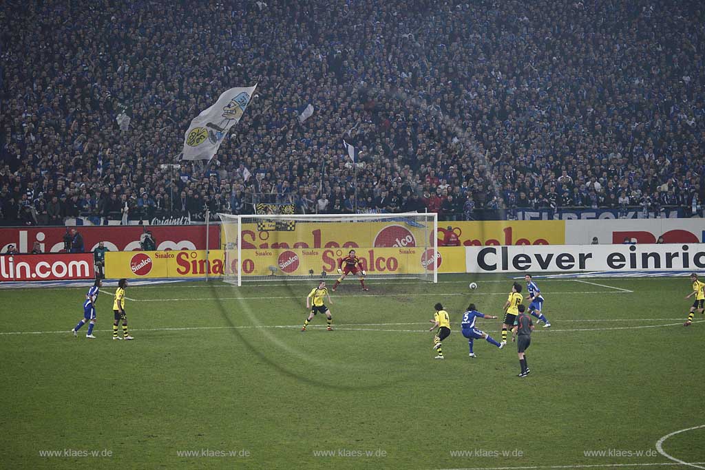 Gelsenkirchen Arena Veltins Arena FC Schalke 04 gegen BVB Borussia Dortmund Spielszene vor Nordkurve; Football stadium Schalke 04 