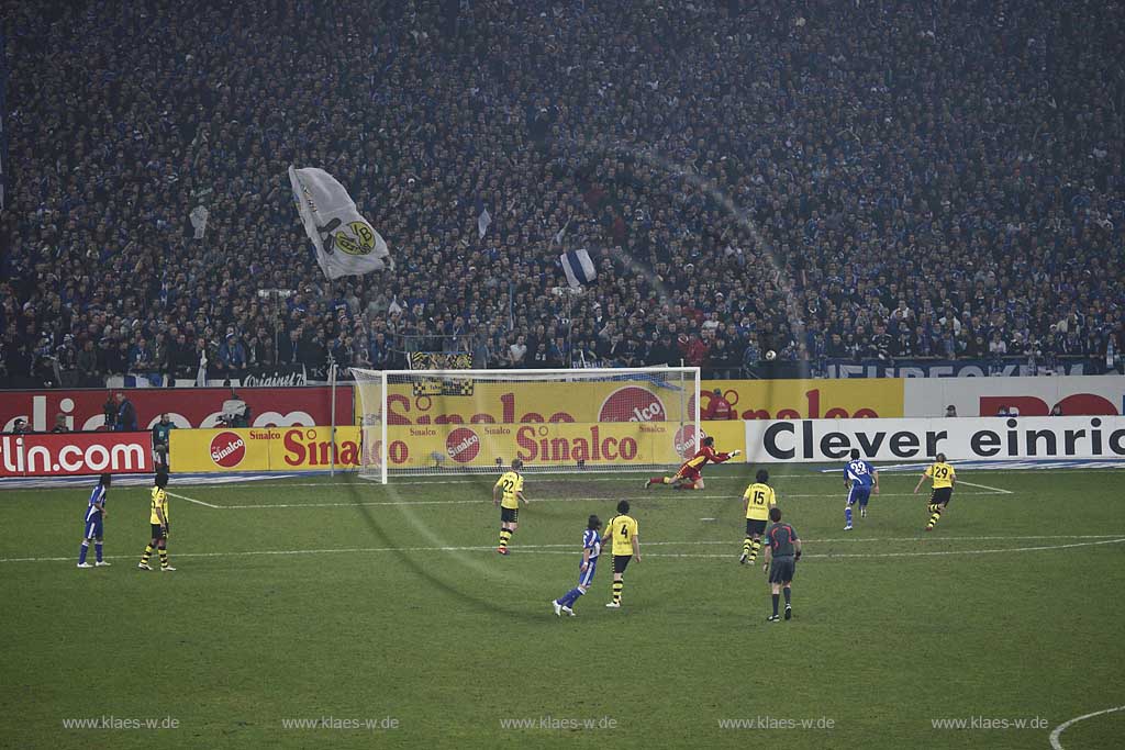 Gelsenkirchen Arena Veltins Arena FC Schalke 04 gegen BVB Borussia Dortmund Spielszene vor Nordkurve; Football stadium Schalke 04 