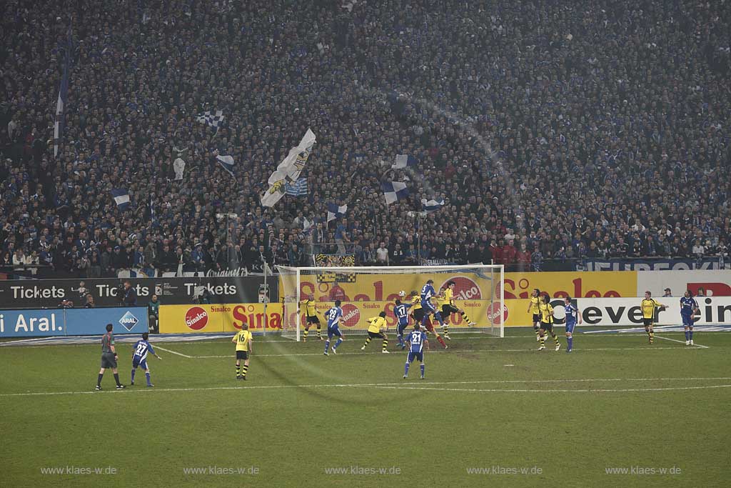 Gelsenkirchen Arena Veltins Arena FC Schalke 04 gegen BVB Borussia Dortmund Spielszene vor Nordkurve; Football stadium Schalke 04 