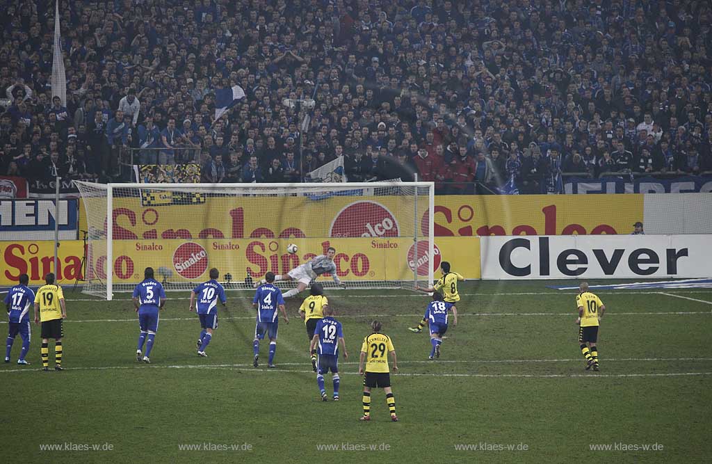 Gelsenkirchen Arena Veltins Arena FC Schalke 04 gegen BVB Borussia Dortmund Spielszene vor Nordkurve; Football stadium Schalke 04 