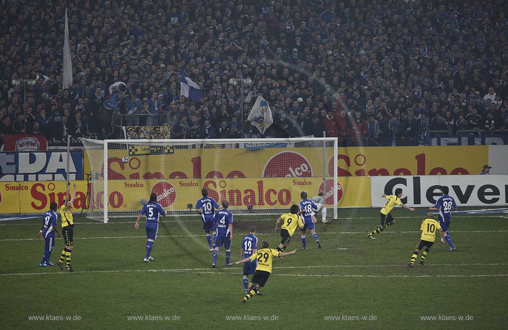 Gelsenkirchen Arena Veltins Arena FC Schalke 04 gegen BVB Borussia Dortmund Spielszene vor Nordkurve; Football stadium Schalke 04 