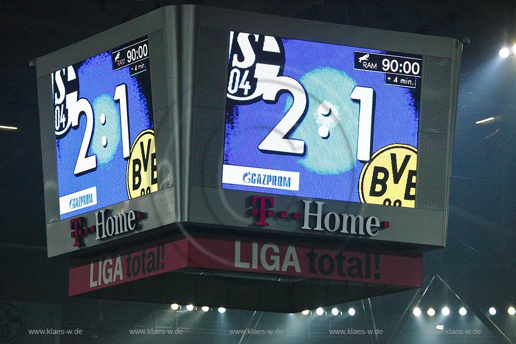 Gelsenkirchen Videowuerfel mit Spielstand in der Arena Veltins Arena waehrend eines Bundesliga Spiels FC Schalke 04 gegen BVB Borussia Dortmund; Football stadium Schalke 04 