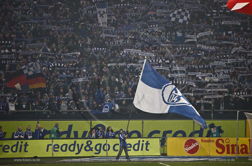 Gelsenkirchen Arena Veltins Arena Innenaufnahme waehrend eines Bundesliga Spiels FC Schalke 04 gegen BVB Borussia Dortmund, Fahnenschwenken und Fanblock in der Nordkurve nach Sieg; Football stadium Schalke 04