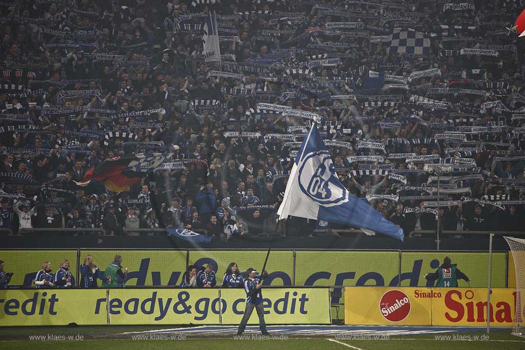 Gelsenkirchen Arena Veltins Arena Innenaufnahme waehrend eines Bundesliga Spiels FC Schalke 04 gegen BVB Borussia Dortmund, Fahnenschwenken und Fanblock in der Nordkurve nach Sieg; Football stadium Schalke 04