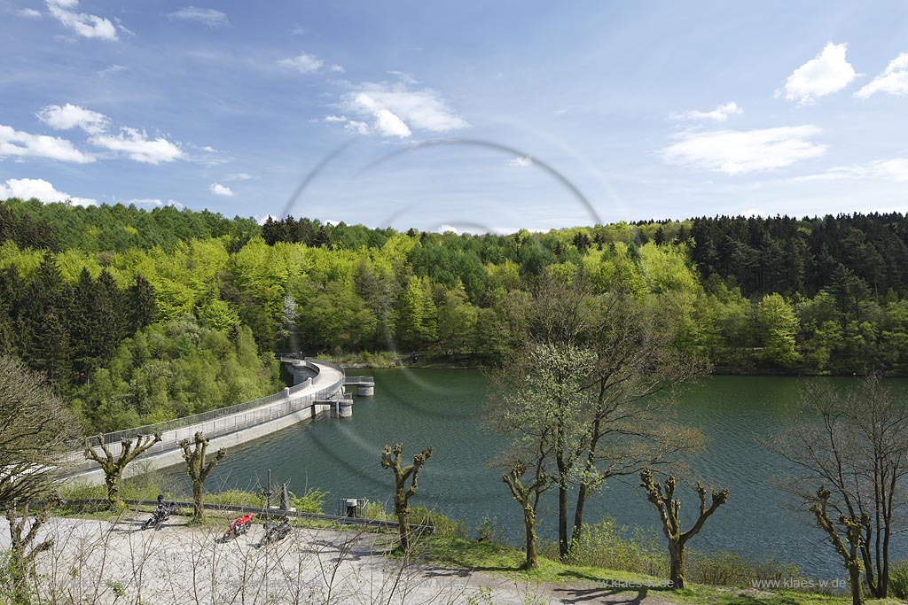 Breckerfeld, Schalksmuehle und Halver, die Gloertalsperre mit Staumauer im Fruehling, sie sorgt fr die Abgabe von Betriebswasser an die wassergetriebenen Werke im Gloertal und im unteren Volmetal sowie fuer die Aufhoehung der Ruhr bei Niedrigwasser; Breckerfeld, Schalksmuehle and Halver, view onto the barrier lake Gloerbarrage in spring.