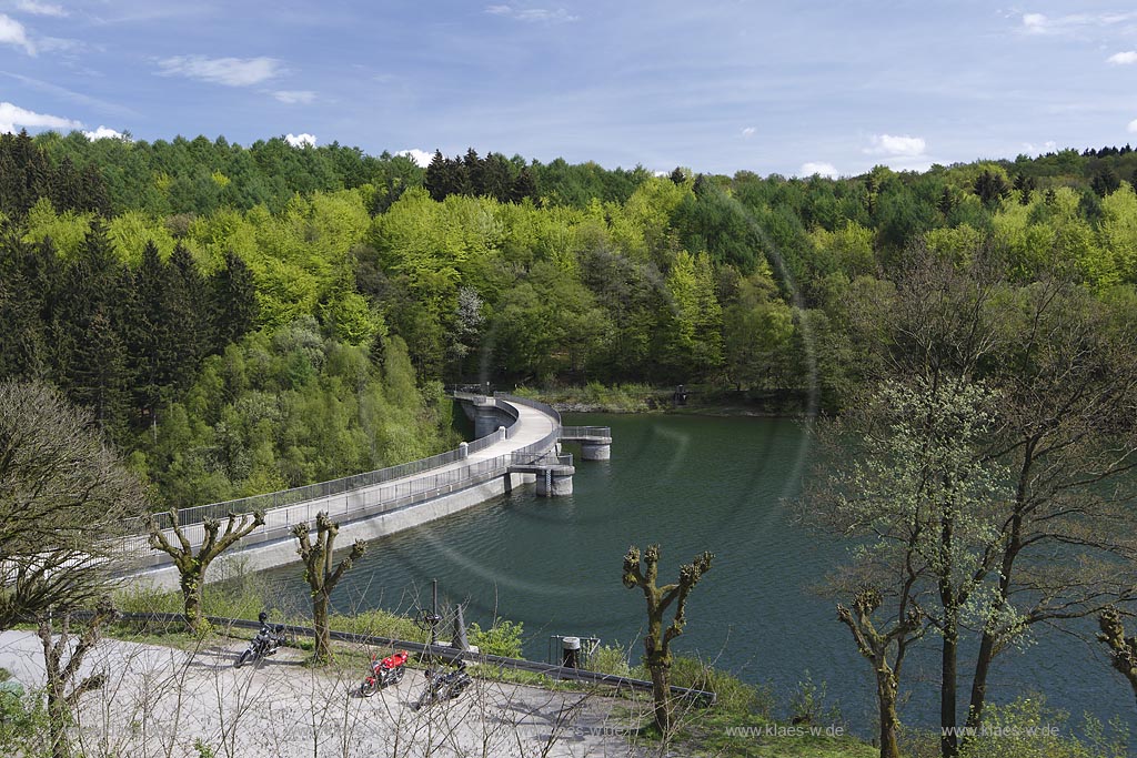 Breckerfeld, Schalksmuehle und Halver, die Gloertalsperre mit Staumauer im Fruehling, sie sorgt fr die Abgabe von Betriebswasser an die wassergetriebenen Werke im Gloertal und im unteren Volmetal sowie fuer die Aufhoehung der Ruhr bei Niedrigwasser; Breckerfeld, Schalksmuehle and Halver, view onto the barrier lake Gloerbarrage in spring.