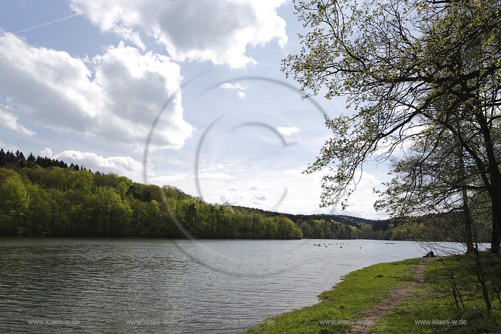 Breckerfeld, Schalksmuehle und Halver, Blick auf die Gloertalsperre, sie sorgt fr die Abgabe von Betriebswasser an die wassergetriebenen Werke im Gloertal und im unteren Volmetal sowie fr die Aufhoehung der Ruhr bei Niedrigwasser; Breckerfeld, Schalksmuehle and Halver, view onto the barrier lake Gloertalsperre.