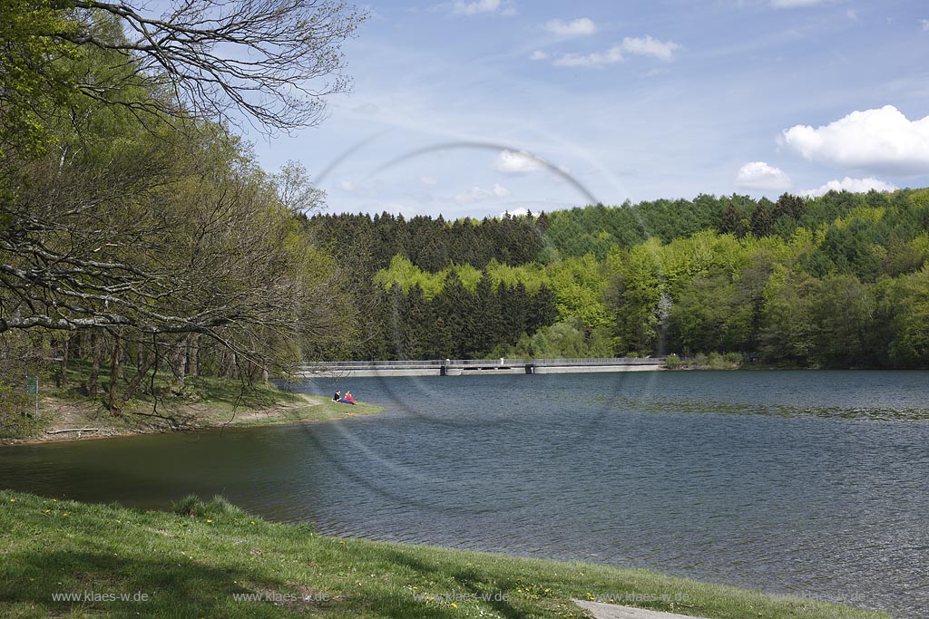 Breckerfeld, Schalksmhle und Halver, Blick auf die Gloertalsperre mit Spaziergaengern im Fruehling, sie sorgt fr die Abgabe von Betriebswasser an die wassergetriebenen Werke im Gloertal und im unteren Volmetal sowie fr die Aufhoehung der Ruhr bei Niedrigwasser; Breckerfeld, Schalksmuehle and Halver, view onto the barrier lake Gloertalsperre in spring.