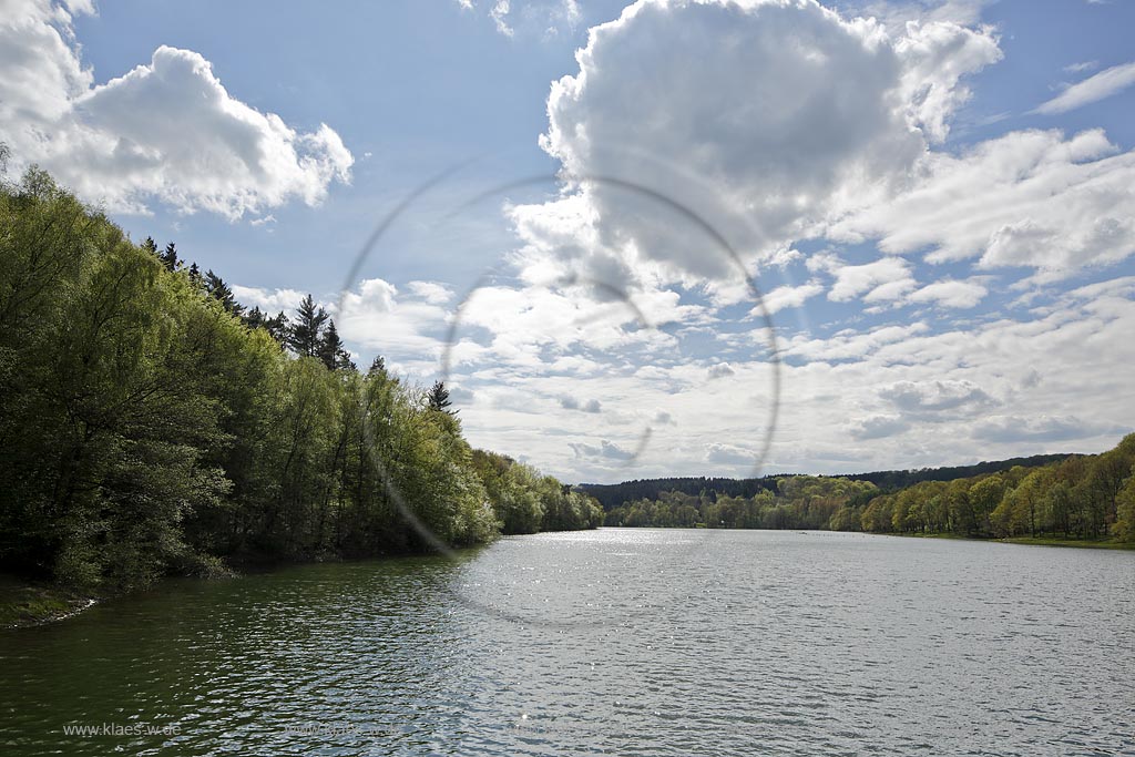 Breckerfeld, Schalksmuehle und Halver, Blick auf die Gloertalsperre, sie sorgt fr die Abgabe von Betriebswasser an die wassergetriebenen Werke im Gloertal und im unteren Volmetal sowie fr die Aufhoehung der Ruhr bei Niedrigwasser; Breckerfeld, Schalksmuehle and Halver, view onto the barrier lake Gloertalsperre.