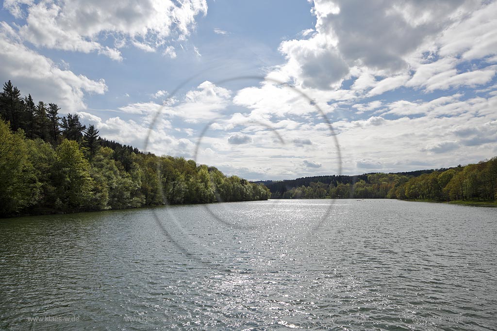 Breckerfeld, Schalksmuehle und Halver, Blick auf die Gloertalsperre, sie sorgt fr die Abgabe von Betriebswasser an die wassergetriebenen Werke im Gloertal und im unteren Volmetal sowie fr die Aufhoehung der Ruhr bei Niedrigwasser; Breckerfeld, Schalksmuehle and Halver, view onto the barrier lake Gloertalsperre.