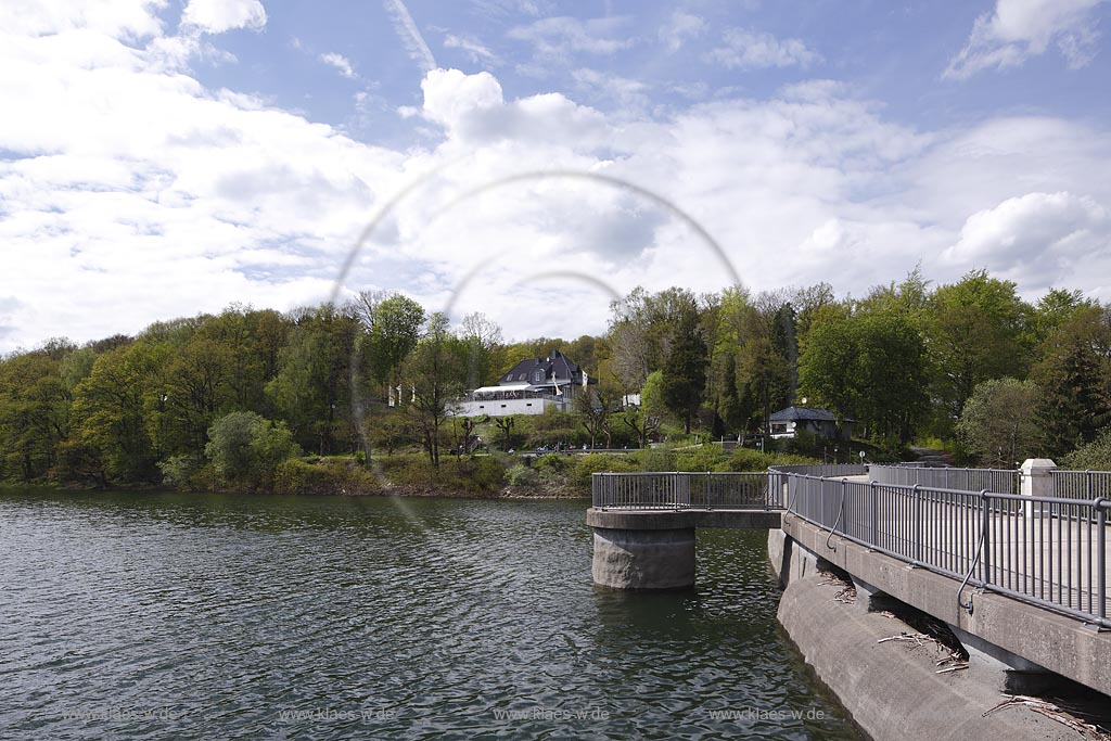 Breckerfeld, Schalksmuehle und Halver, Blick auf die Staumauer der Gloertalsperre,  eine gekruemmte Gewichtsstaumauer aus Bruchsteinmauerwerk; Breckerfeld, Schalksmuehle and Halver, view to the dam of the barrier lake Gloertalsperre.