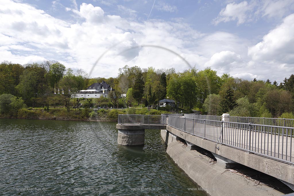 Breckerfeld, Schalksmuehle und Halver, Blick auf die Staumauer der Gloertalsperre,  eine gekruemmte Gewichtsstaumauer aus Bruchsteinmauerwerk; Breckerfeld, Schalksmuehle and Halver, view to the dam of the barrier lake Gloertalsperre.