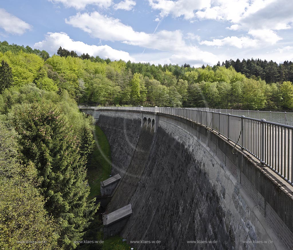 Breckerfeld, Schalksmhle und Halver, Blick auf die Staumauer der Gloertalsperre,  eine gekruemmte Gewichtsstaumauer aus Bruchsteinmauerwerk; Breckerfeld, Schalksmhle and Halver, view onto the dam of the barrier lake Gloertalsperre.