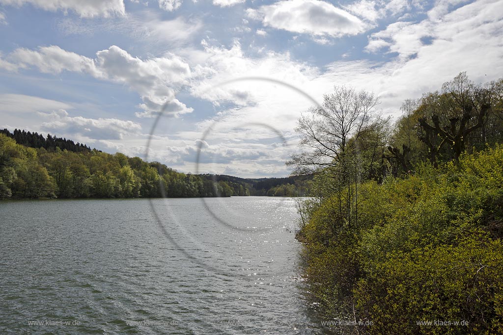 Breckerfeld, Schalksmuehle und Halver, Blick auf die Gloertalsperre, sie sorgt fr die Abgabe von Betriebswasser an die wassergetriebenen Werke im Gloertal und im unteren Volmetal sowie fr die Aufhoehung der Ruhr bei Niedrigwasser; Breckerfeld, Schalksmuehle and Halver, view onto the barrier lake Gloertalsperre.