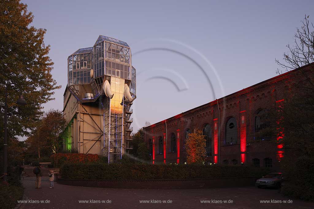 Hamm Maximilianpark waehrend Herbstleuchten zur blauen Stunde mit Illumination, illuminierter Glaselefant von Kuenstler und Architekt Horst Relleke. Der Glaselefant ist Wahrzeichen der Stadt und gleichzeitig als das weltweit groesste Gebaeude in Tiergestalt im Guinessbuch der Rekorde eingetragen; The "Glaselefant" in the Maximilianpark Hamm is not only a landmark, but also an architectural highlight of the city of Hamm. It is registered in the Guinness book of records as the worlds largest building in shape of an animal