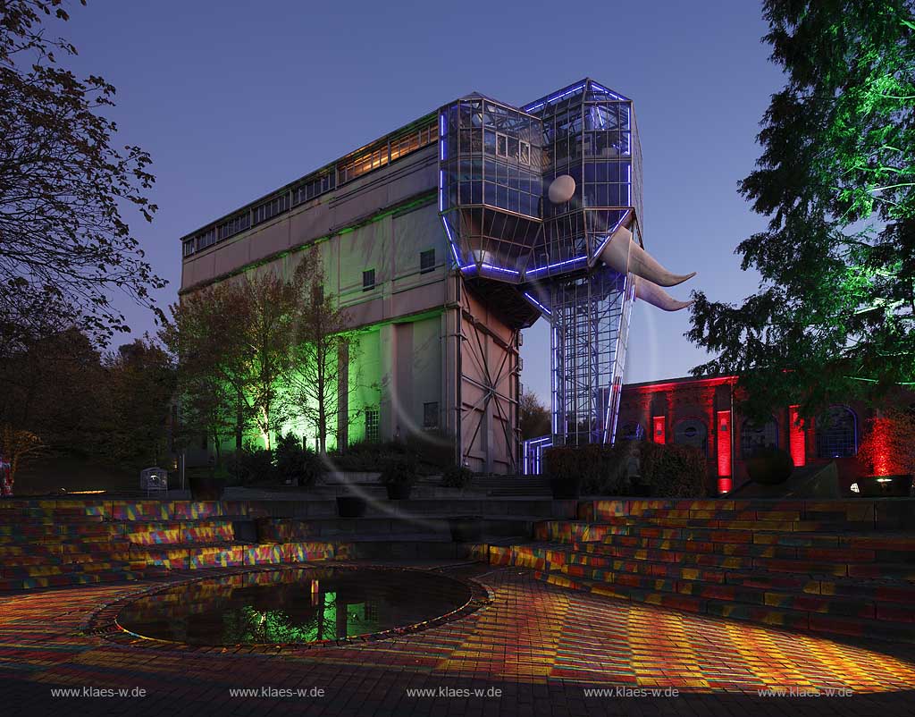 Hamm Maximilianpark waehrend Herbstleuchten zur blauen Stunde mit Illumination, illuminierter Glaselefant von Kuenstler und Architekt Horst Relleke. Der Glaselefant ist Wahrzeichen der Stadt und gleichzeitig als das weltweit groesste Gebaeude in Tiergestalt im Guinessbuch der Rekorde eingetragen; The "Glaselefant" in the Maximilianpark Hamm is not only a landmark, but also an architectural highlight of the city of Hamm. It is registered in the Guinness book of records as the worlds largest building in shape of an animal