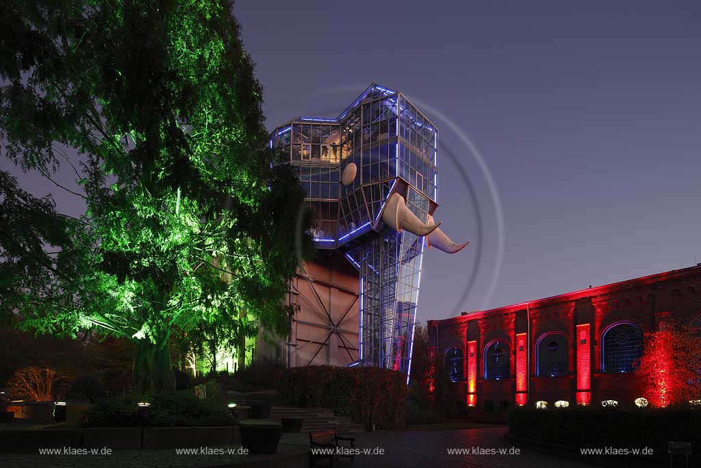 Hamm Maximilianpark waehrend Herbstleuchten zur blauen Stunde mit Illumination, illuminierter Glaselefant von Kuenstler und Architekt Horst Relleke. Der Glaselefant ist Wahrzeichen der Stadt und gleichzeitig als das weltweit groesste Gebaeude in Tiergestalt im Guinessbuch der Rekorde eingetragen; The "Glaselefant" in the Maximilianpark Hamm is not only a landmark, but also an architectural highlight of the city of Hamm. It is registered in the Guinness book of records as the worlds largest building in shape of an animal