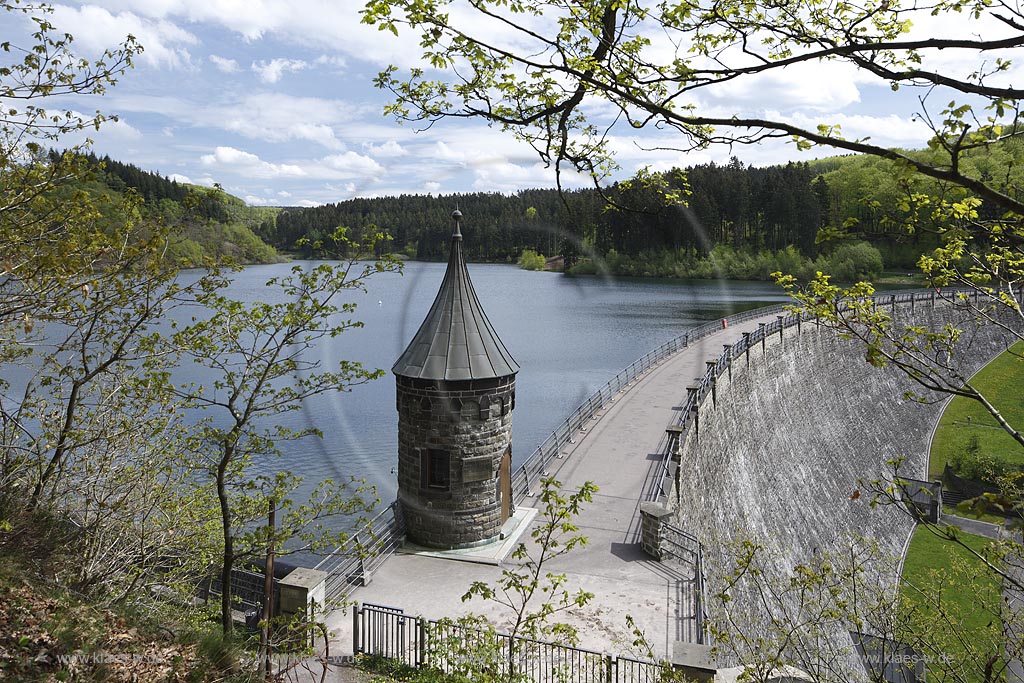 Hagen, Blick auf die Staumauer der Haspertalsperre, sie ist eine gekruemmte Gewichtsstaumauer aus Bruchsteinmauerwerk nach dem Intze-Prinzip; Hagen, view onto the dam of the barrier lake Haspertalsperre.