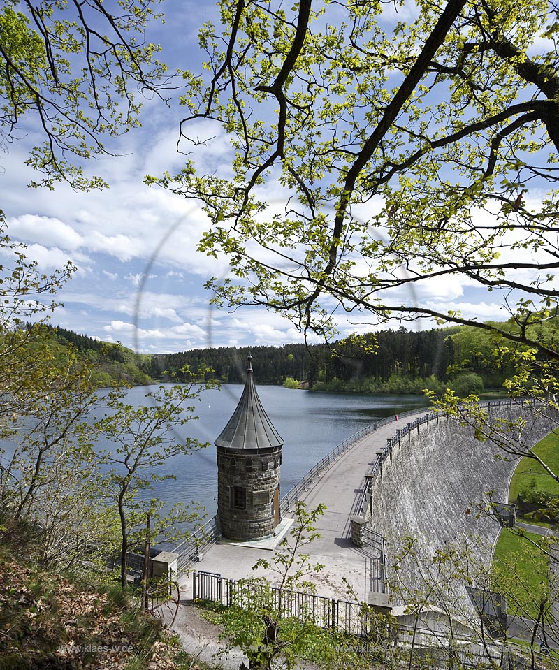 Hagen, Blick auf die Staumauer der Haspertalsperre, sie ist eine gekruemmte Gewichtsstaumauer aus Bruchsteinmauerwerk nach dem Intze-Prinzip; Hagen, view onto the dam of the barrier lake Haspertalsperre.