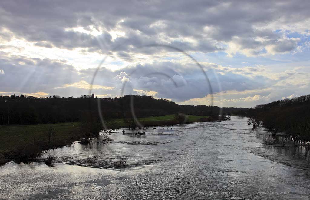 Hattinen, Blick ueber die Ruhr zur Burgruine Blankenstein im Gegenlicht mit starker stimmmungsvoller Wolkenbildung, Wolkenstrahlen, Sonnenstrahlen; Hattingen, view over Ruhr river to ruin of Blankenstein in backlight impression