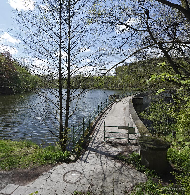 Ennepetal, Blick auf die Staumauer der  Heilenbecker Talsperre, die heute fast ausschliesslich der Trinkwasserversorgung dient; Ennepetal, view to the barrier lake Heilenbecker Talsperre.