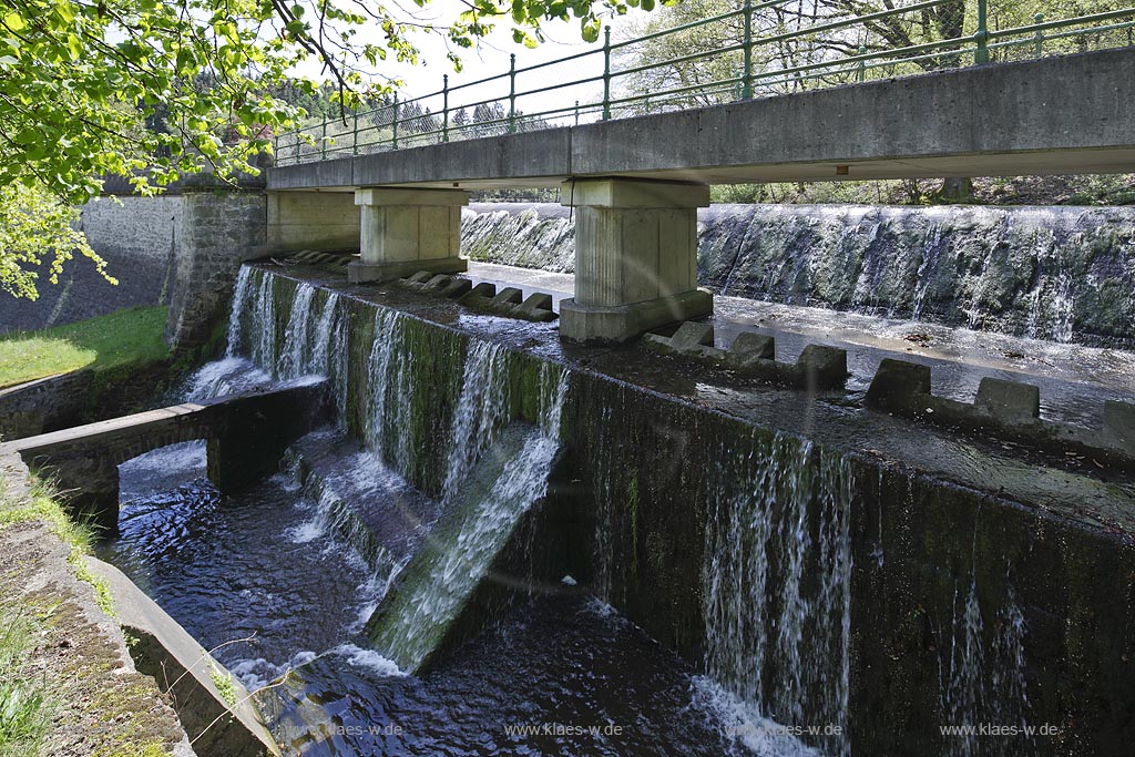 Ennepetal, Blick auf Ueberfall oder Ueberlauf zur Hochwasserentlastung der Heilenbecker Talsperre; Ennepetal, view to the flood relief of the barrier lake Heilenbecker Talsperre.