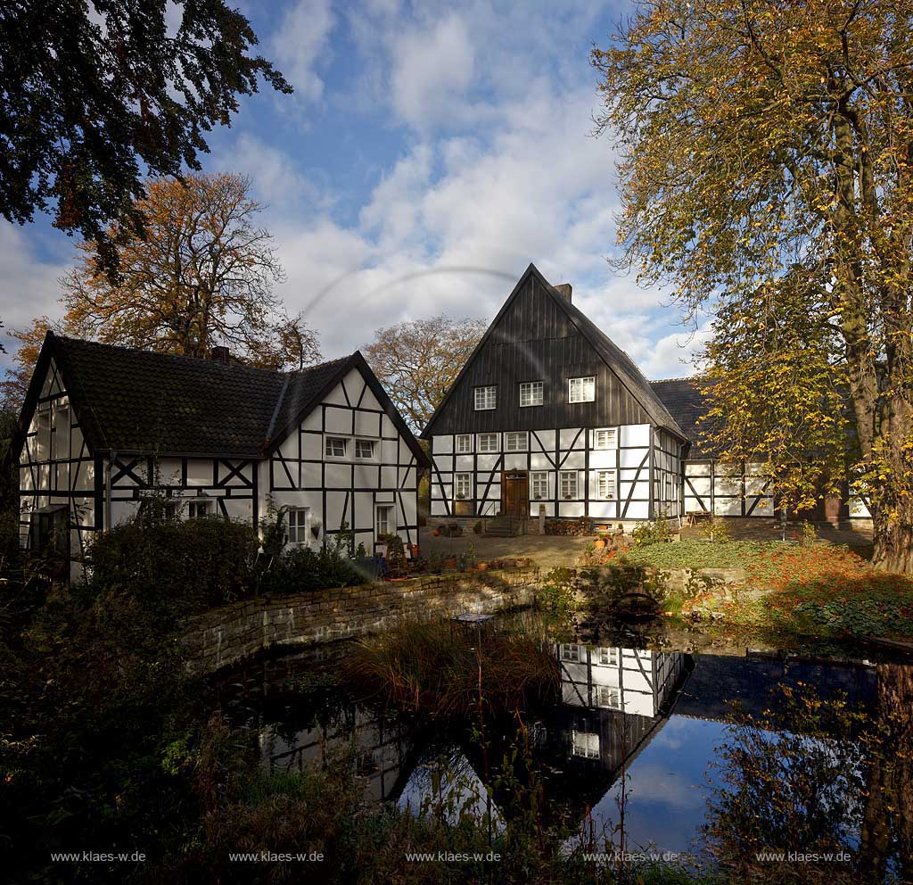   Holzwickede, Emscher Quelle mit dem Emscherquellhof in Herbstlandschaft; River head of Emscher with framework house  Emscher Quellhof in autumn