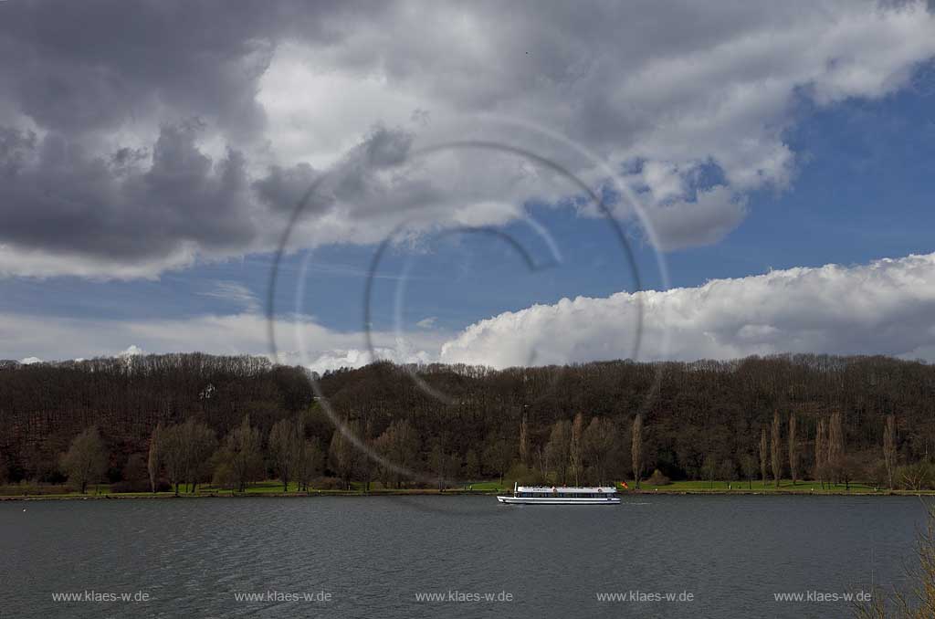 Kemnader See mit Wokenstimmung, dunkle Wolken und Fahrgastschiff MS Kemnade im Fruehling mit kahlen Baeumen; Lake Kemnade with ship MS Kamnade and dark clouds impressiom