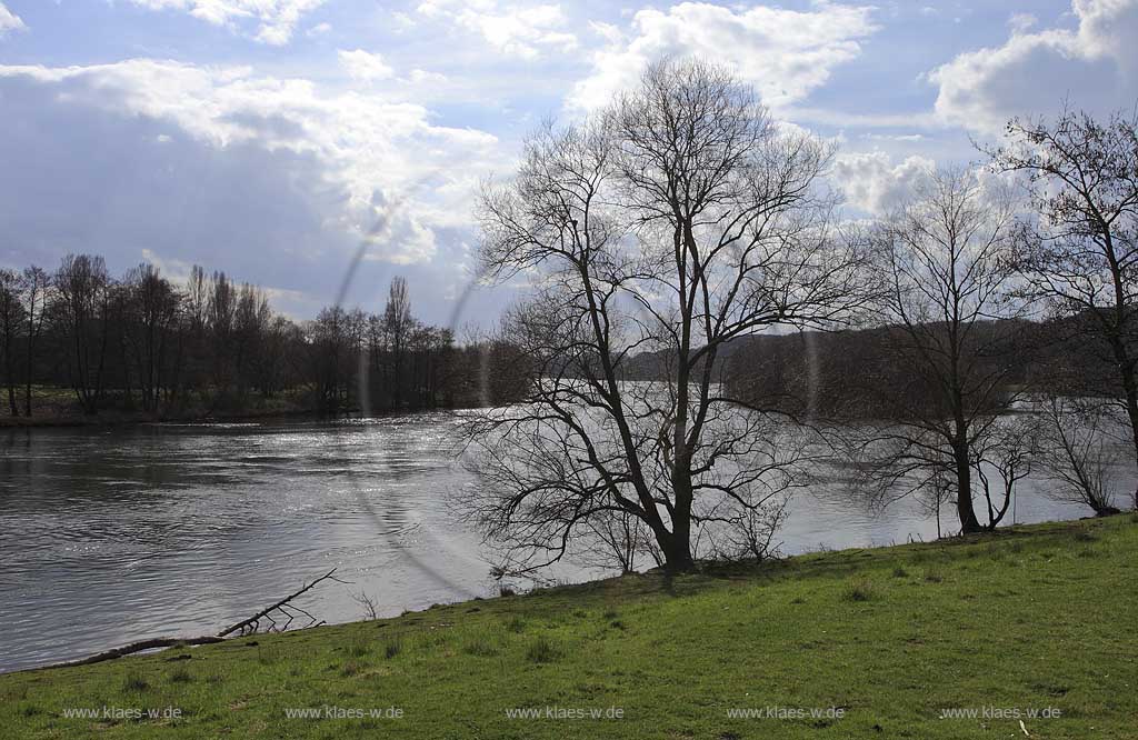 Kemnader See im Fruehling mit kahlen Baeumen, Gegenlichtstimmung mit Reflexen auf Wasser und starke Wolkenbildung, sonnig; Impession at lake Kemnade in springtime in backlight