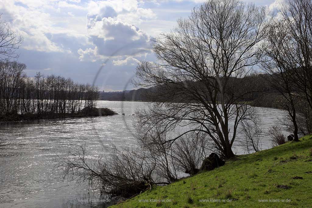 Kemnader See im Fruehling mit kahlen Baeumen, Gegenlichtstimmung mit Reflexen auf Wasser und starke Wolkenbildung, sonnig; Impession at lake Kemnade in springtime in backlight