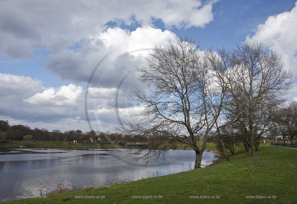 Kemnader See im Fruehling mit kahlen Baeumen,  starke Wolkenbildung, wechselnd wolkig, grau weisse Wolken; Impession at lake Kemnade in springtime with clouds