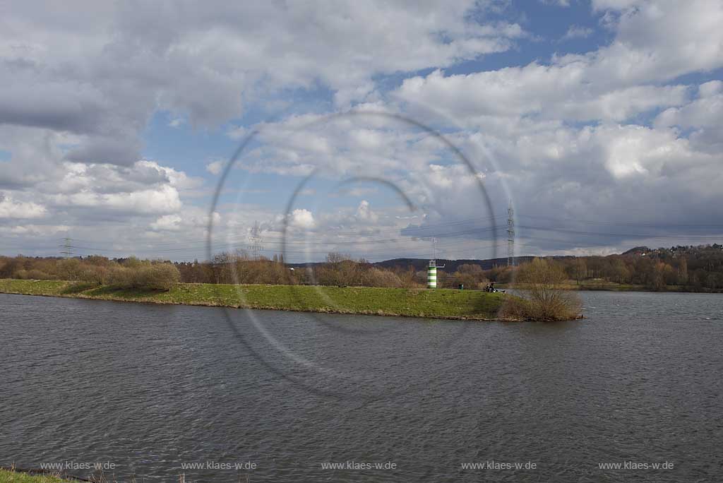 Kemnader See im Fruehling mit kahlen Baeumen,  starke Wolkenbildung, wechselnd wolkig, grau weisse Wolken, Blick zur Landzunge, Halbinsel, Hafeneinfahrt Heveney mit einem kleinen gruen-weissen Leuchtturm; Impession at lake Kemnade in springtime with clouds and beacon